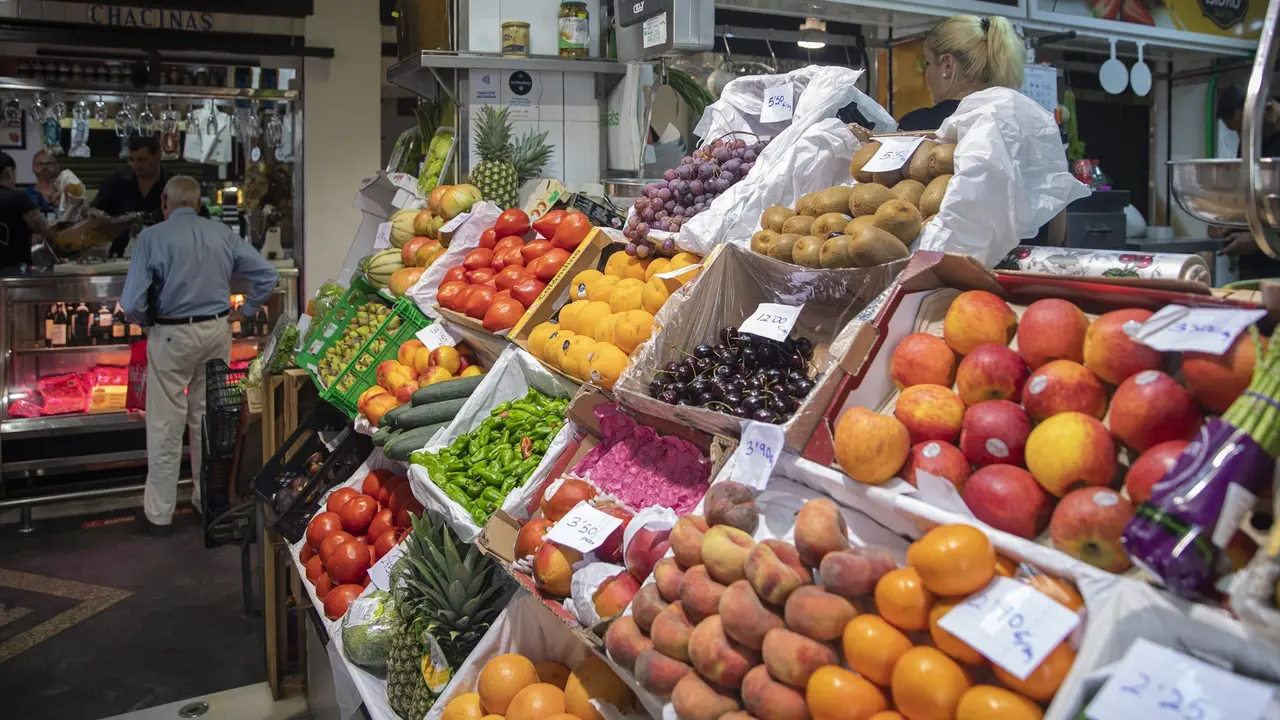 Un puesto de frutas y verduras de un mercado de abastos. EP / Mar&iacute;a Jos&eacute; L&oacute;pez