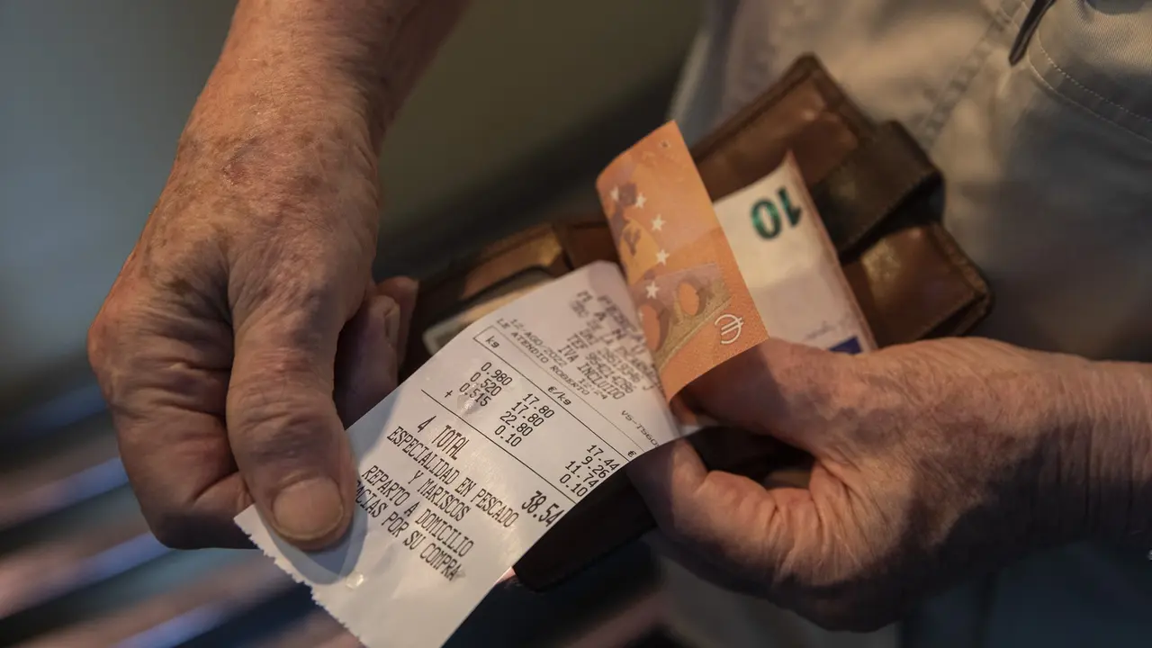 Detalle de un ticket de la compra en un mercado de abastos. EP / Mar&iacute;a Jos&eacute; Su&aacute;rez