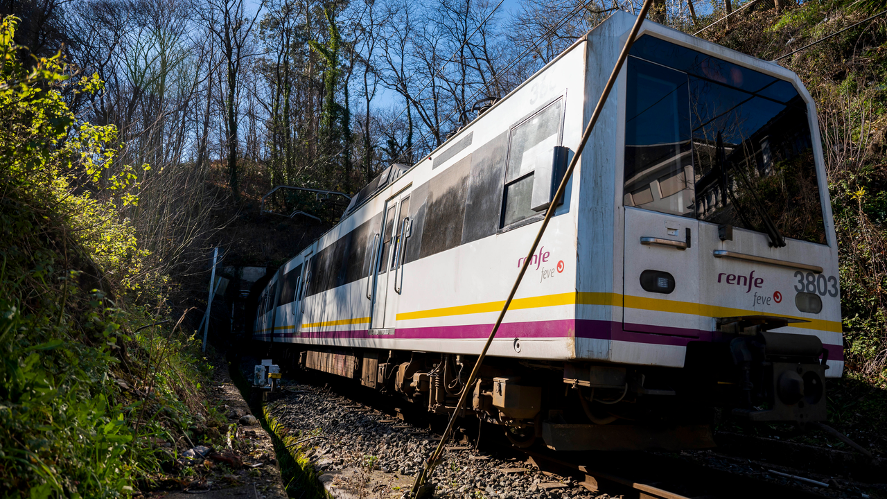 Vista de uno de los trenes que presta servicio en Cantabria. / A.E.