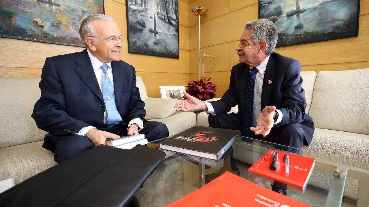 El presidente de la Fundaci&oacute;n 'la Caixa', Isidro Fain&eacute;, junto al presidente de Cantabria, Miguel &Aacute;ngel Revilla. / ALERTA