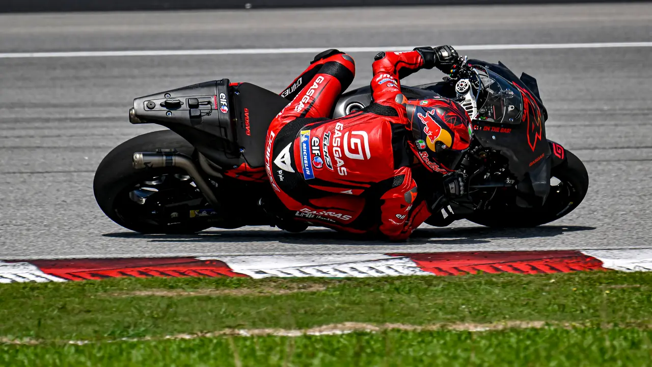 Pol Espargar&oacute; conduce su moto. / Studio Milagro