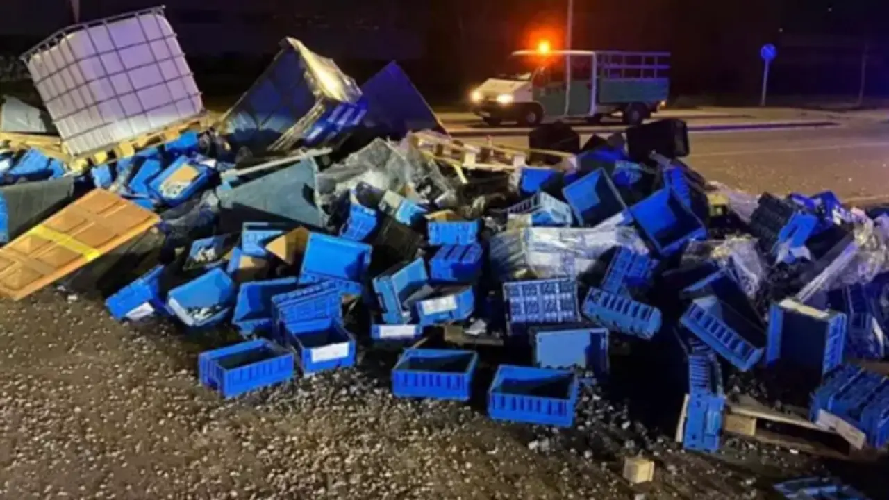 Carga de un cami&oacute;n sobre la v&iacute;a tras un accidente. / PMV