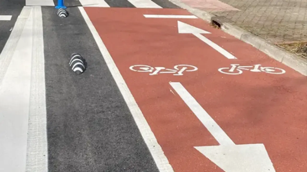 El Ayuntamiento mejora el asfaltado y el carril bici de la avenida del Faro. / AC