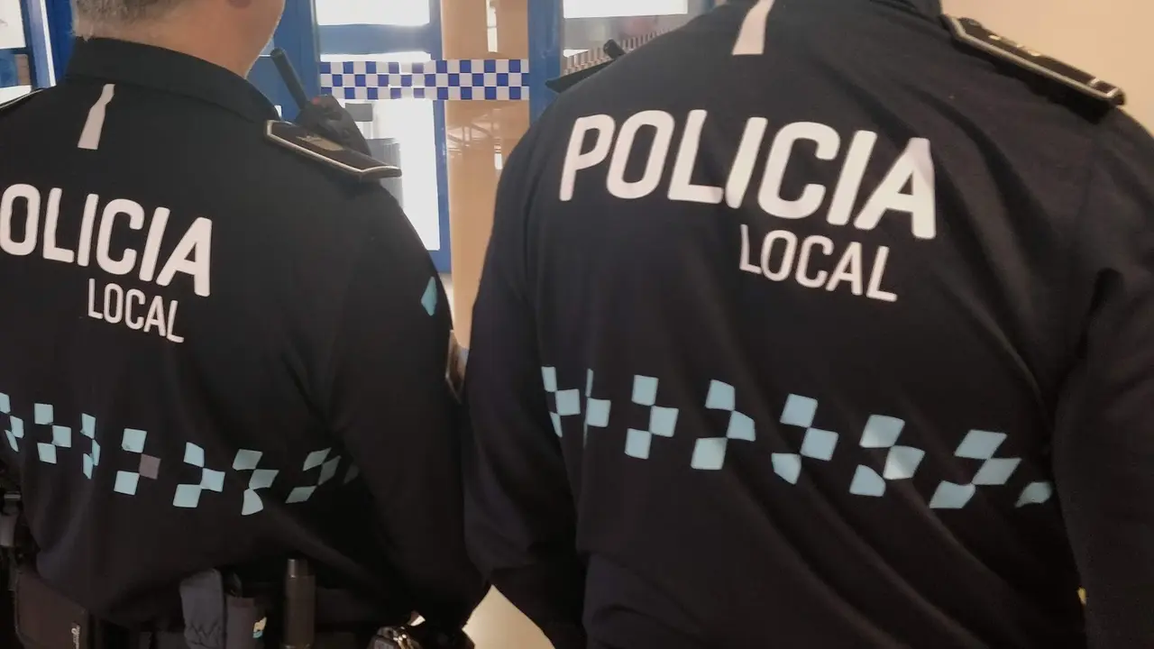 Dos agentes de la Polic&iacute;a Local. /  SPL