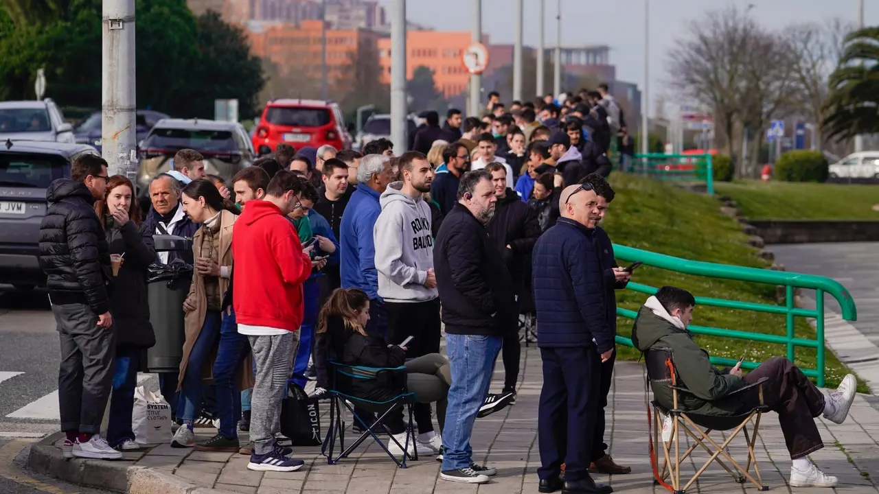 Aficionados racinguistas hacen una cola bordeando Los Campos para comprar la entrada contra el Burgos, en El Plant&iacute;o. / RRC