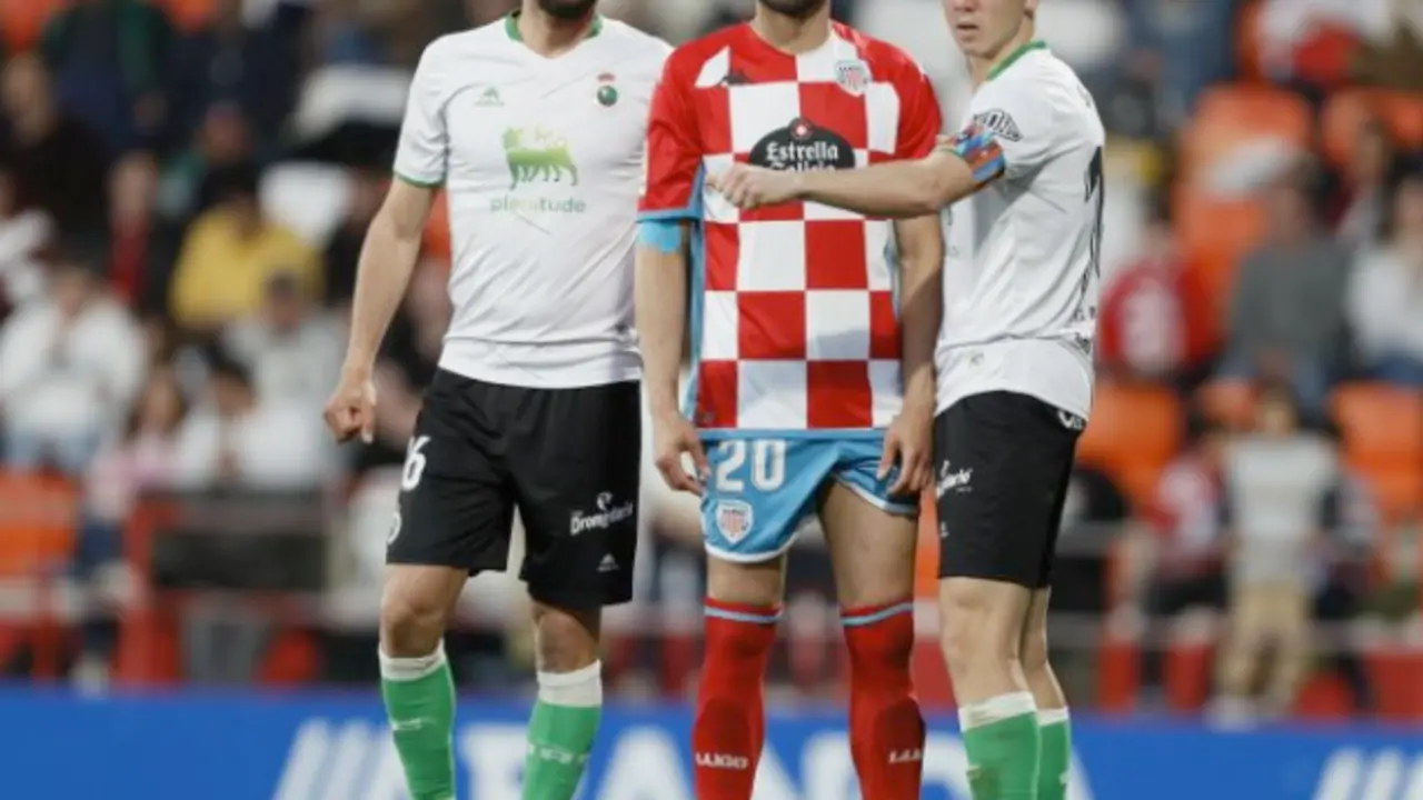 Un jugador del Lugo entre Germ&aacute;n y Sa&uacute;l, del Racing. / LALIGA