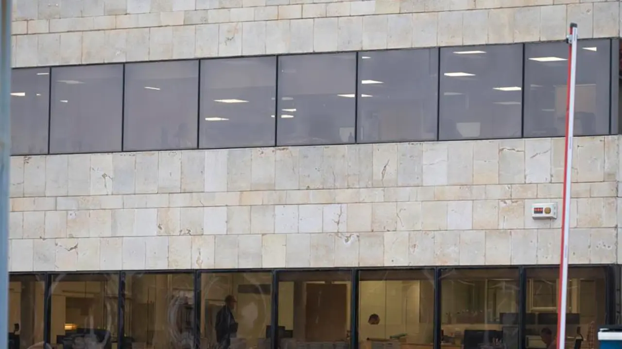 a empresa Aspla este viernes, durante la celebraci&oacute;n de un refer&eacute;ndum en la f&aacute;brica para ratificar el preacuerdo alcanzado en la tarde del domingo 19 de marzo. EFE / Pedro Puente Hoyos