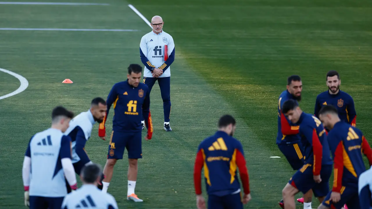 El seleccionador nacional, Luis de la Fuente, dirige uno de los entrenamientos. / Oscar J. Barroso