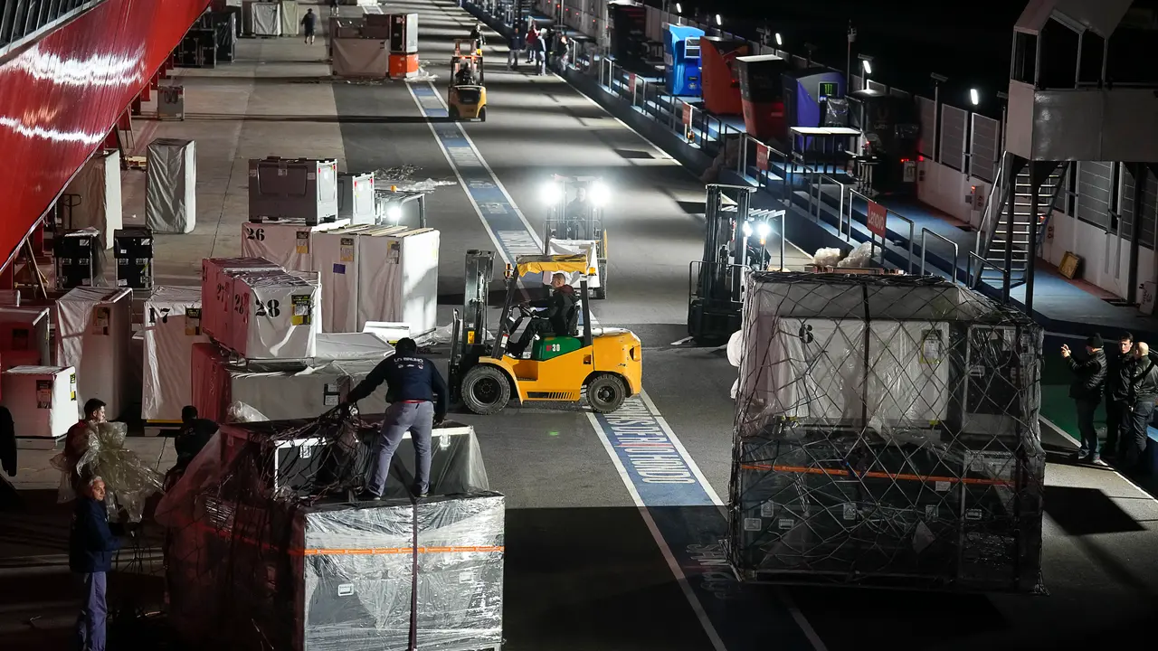 Operadores de Dorna trabajan en la log&iacute;stica durante el Gran Premio de Argentina en 2022. / Dorna