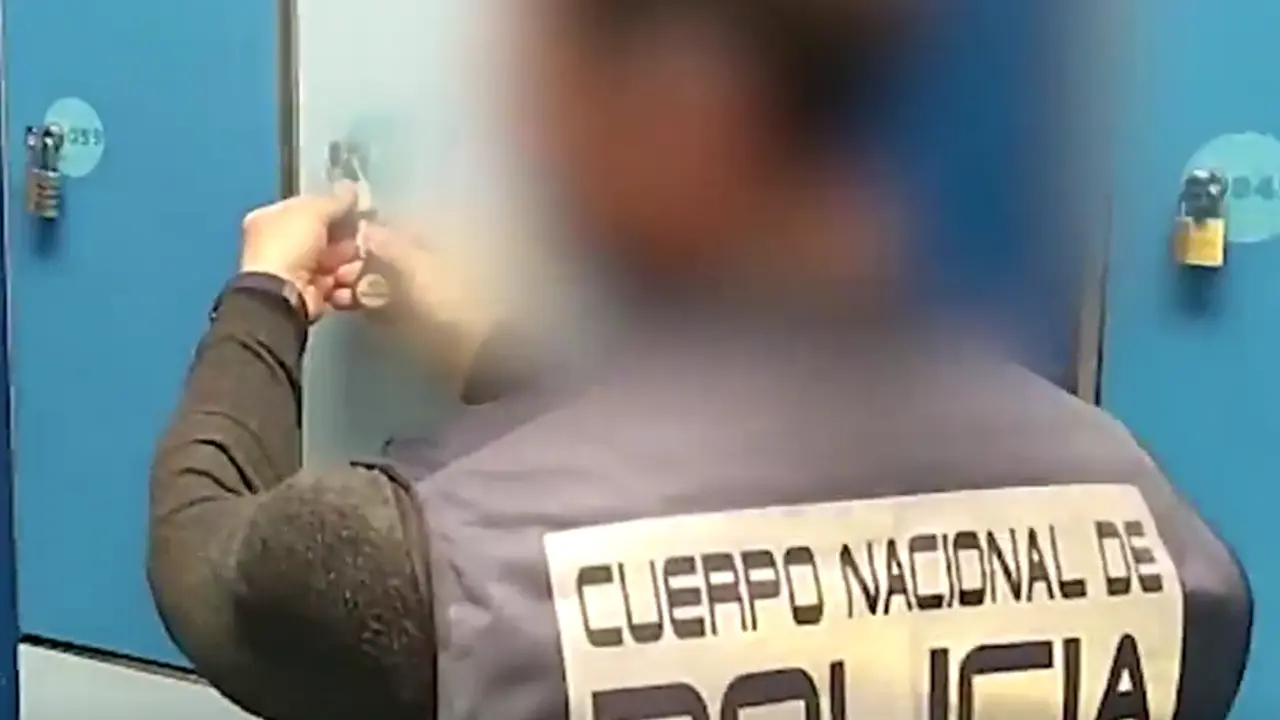 La Polic&iacute;a Nacional durante el registro. / CNP