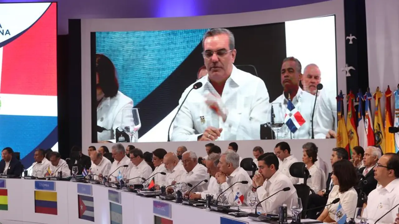 El presidente de la Rep&uacute;blica Dominicana, Luis Abinader (pantallas), habla durante la sesi&oacute;n plenaria de la XXVIII Cumbre Iberoamericana de Jefes de Estado y de Gobierno. EFE / Orlando Barr&iacute;a