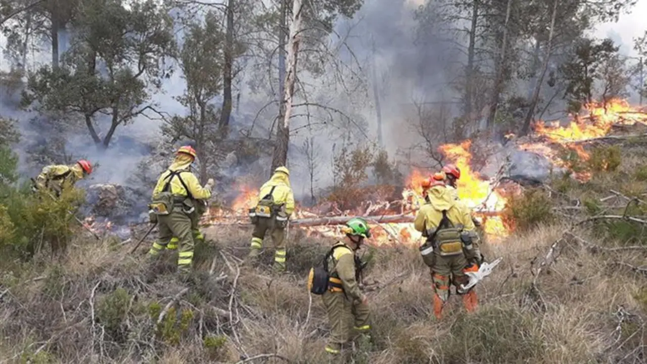 Una veintena de bomberos murcianos trabajan en el incendio forestal que desde el jueves afecta al interior de la provincia de Castell&oacute;n sigue sin estar controlado. EFE