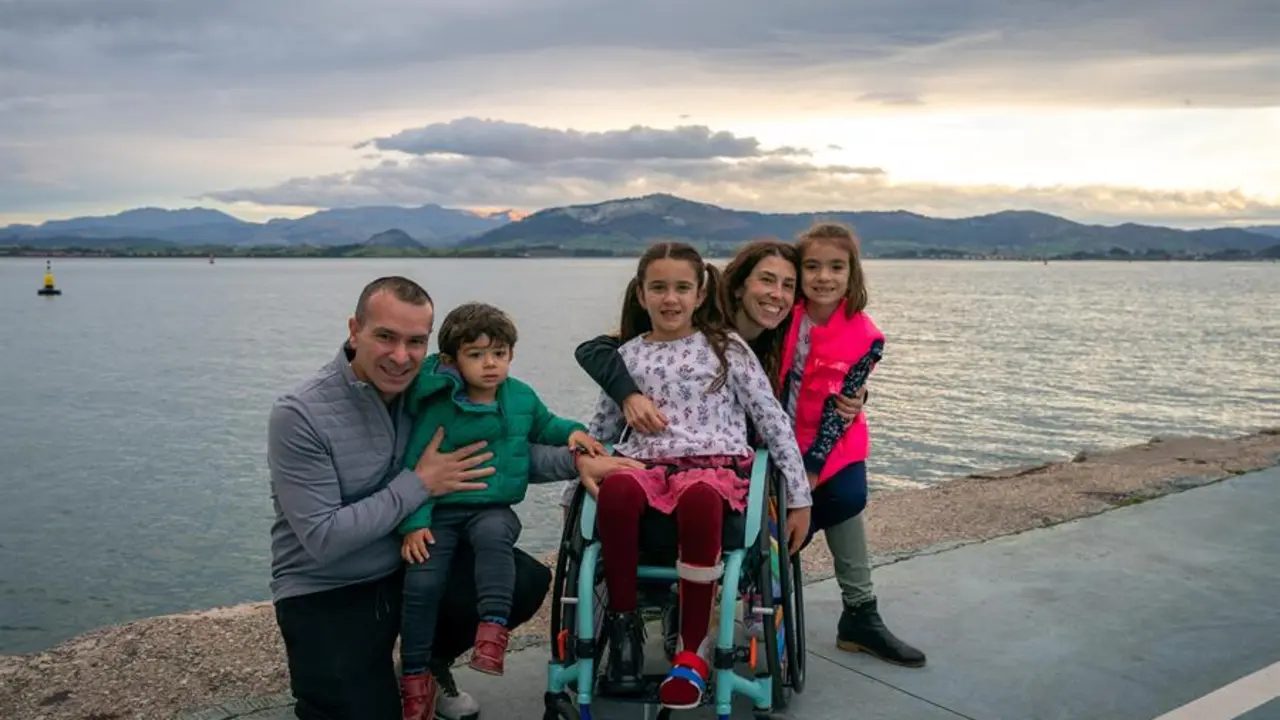 A sus ocho a&ntilde;os, Luc&iacute;a Navarro, m&aacute;s conocida como SuperLu, se ha convertido en una celebridad por contar a trav&eacute;s de su cuenta de Instagram (@SuperLu_6) su d&iacute;a a d&iacute;a en una silla de ruedas, sirviendo como ejemplo y luchando para mejorar las condiciones de vida de las personas con discapacidad. ". EFE/Rom&aacute;n G. Aguilera
