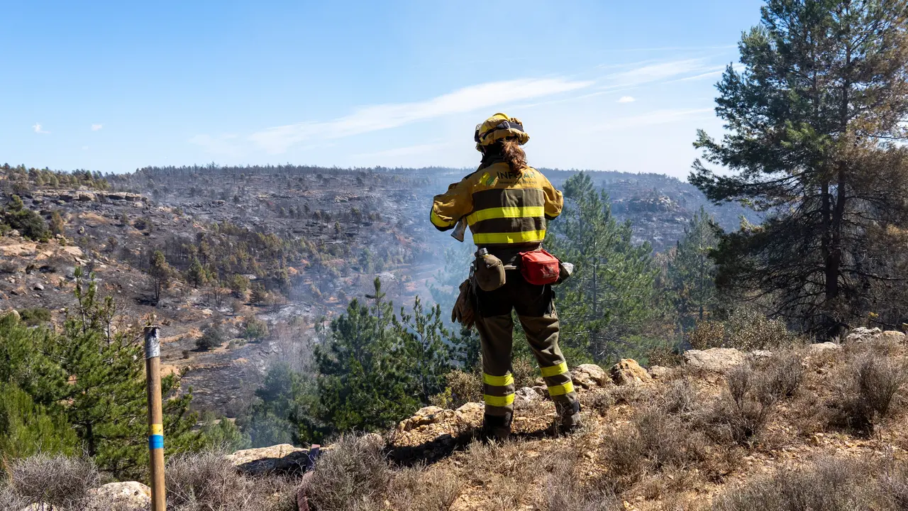 Una brigada de bomberos forestales en las labores de extinci&oacute;n del incendio de San Agust&iacute;n, cerca del barrio de Los Peiros en Teruel. EFE / Antonio Garc&iacute;a