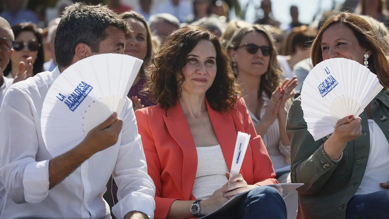 La presidenta de la Comunidad de Madrid, Isabel D&iacute;az Ayuso, y el presidente del PP de la Comunidad valenciana, Carlos Maz&oacute;n, durante un encuentro del Partido Popular de la Comunidad Valenciana. EP / Rober Solsona