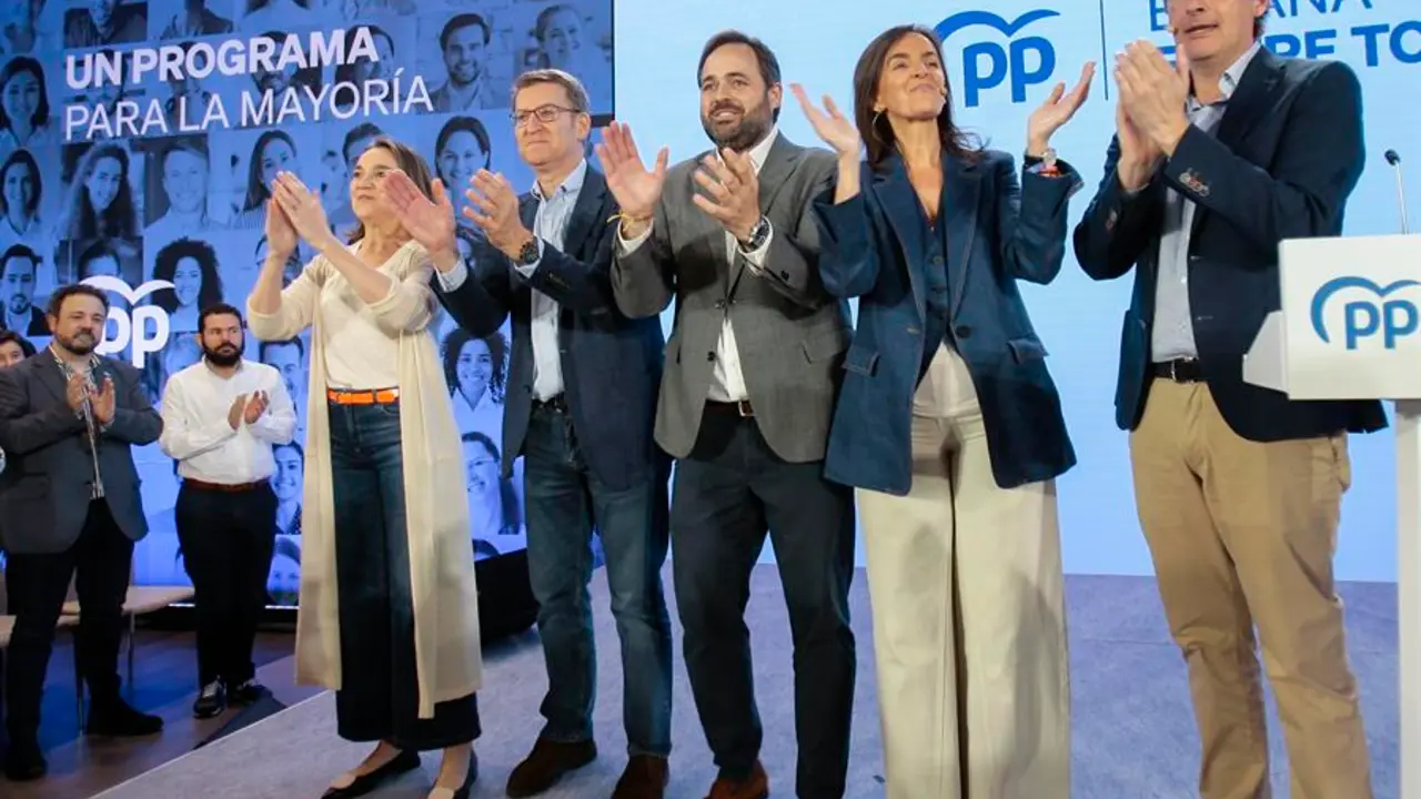 El presidente del Partido Popular, Alberto Nu&ntilde;ez Feij&oacute;o, saluda a simpatizantes de su partido en un acto en Guadalajara. EP / Rafael Mart&iacute;n