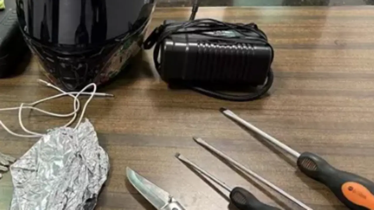 Un destornillador, una navaja, llaves del dos veh&iacute;culos, un tel&eacute;fono m&oacute;vil y otros efectos incautados a los detenidos. / CNP