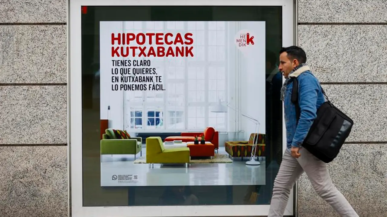 Un cartel de un banco en Bilbao anuncia pr&eacute;stamos para la compra de vivienda. EFE / Luis Tejido