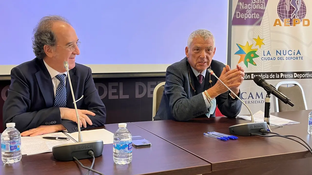 El ex presidente de la Real Federaci&oacute;n Espa&ntilde;ola de F&uacute;tbol (RFEF) &Aacute;ngel Mar&iacute;a Villar y el presidente de la Asociaci&oacute;n Espa&ntilde;ola de la Prensa Deportiva (AEPD), Juli&aacute;n Redondo, en el congreso de la AEPD. / AEPD