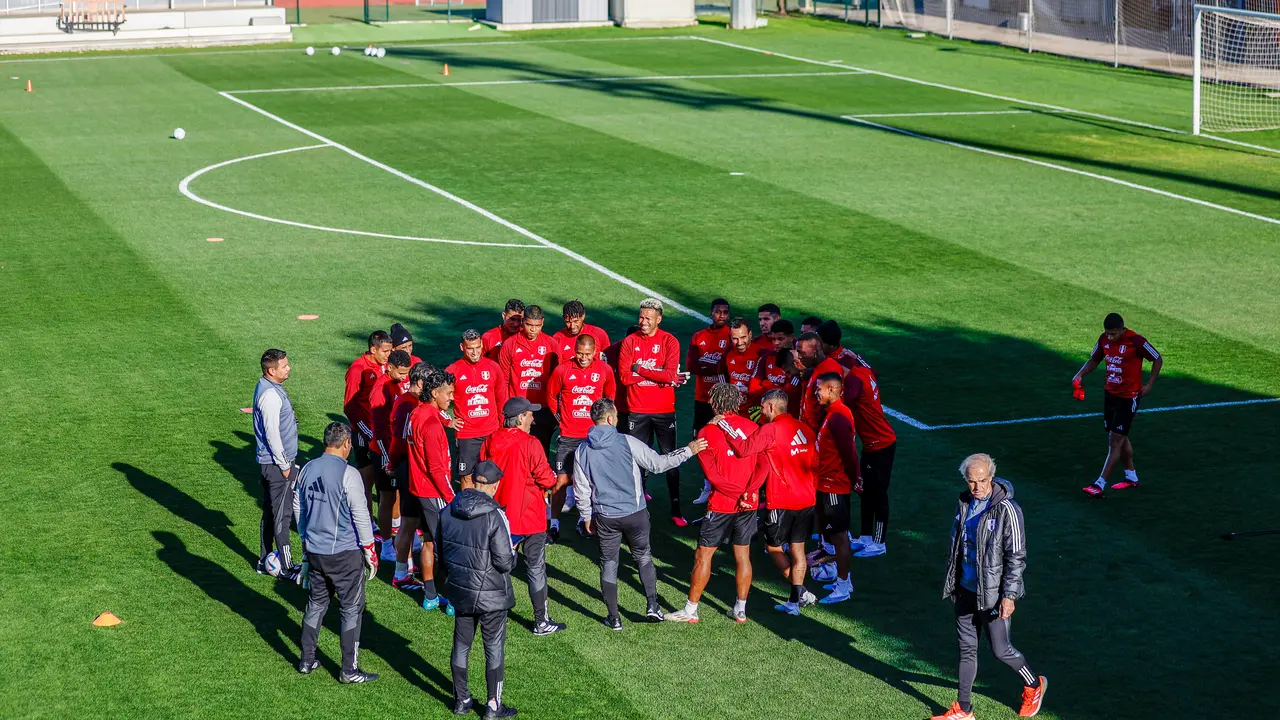 Un momento de la sesi&oacute;n de entrenamiento de la selecci&oacute;n peruana en la Ciudad del F&uacute;tbol de las Rozas, Madrid para preparar los dos encuentros amistosos que Per&uacute; disputar&aacute; en los pr&oacute;ximos d&iacute;as dos amistosos, ante Alemania y Marruecos. / Rodrigo Jim&eacute;nez