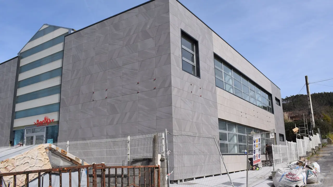 Obras de la nueva fachada de la Ludoteca de Renedo, en Pi&eacute;lagos. / Alerta