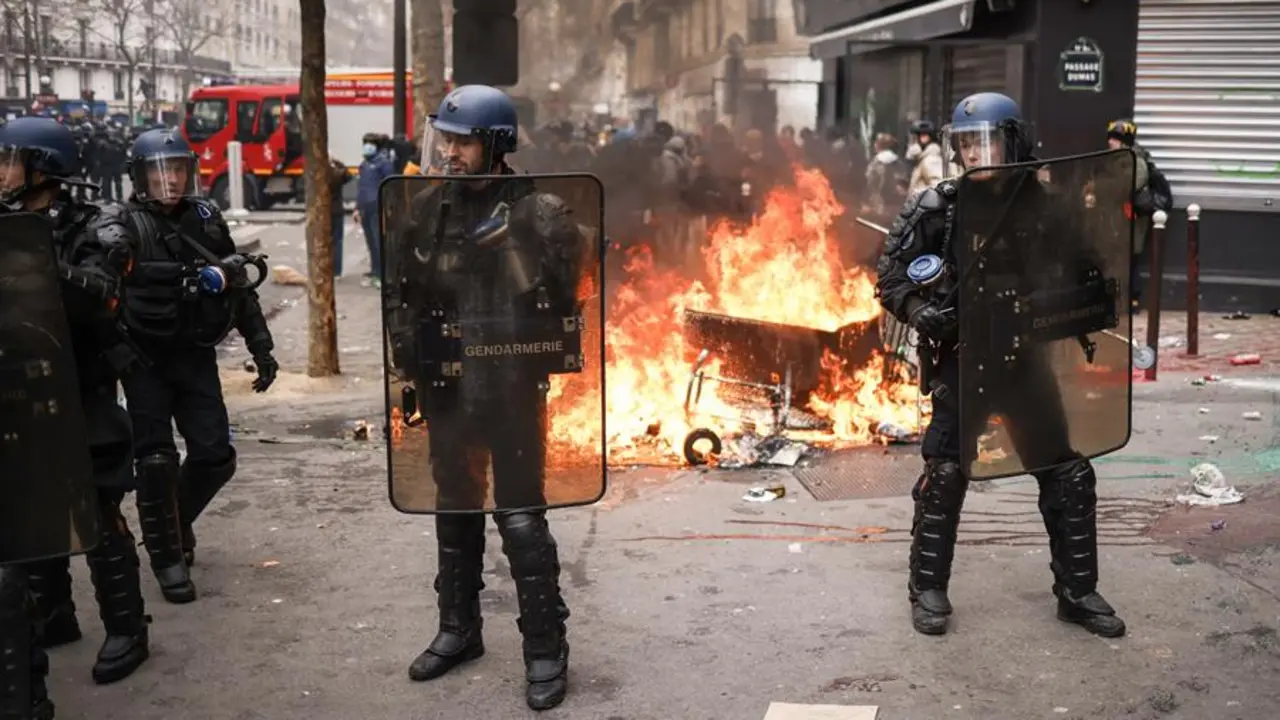 La polic&iacute;a antidisturbios francesa asegura su posici&oacute;n durante una manifestaci&oacute;n contra la reforma de las pensiones del gobierno en Par&iacute;s, Francia, el 28 de marzo de 2023. EFE/EPA/YOAN VALAT
