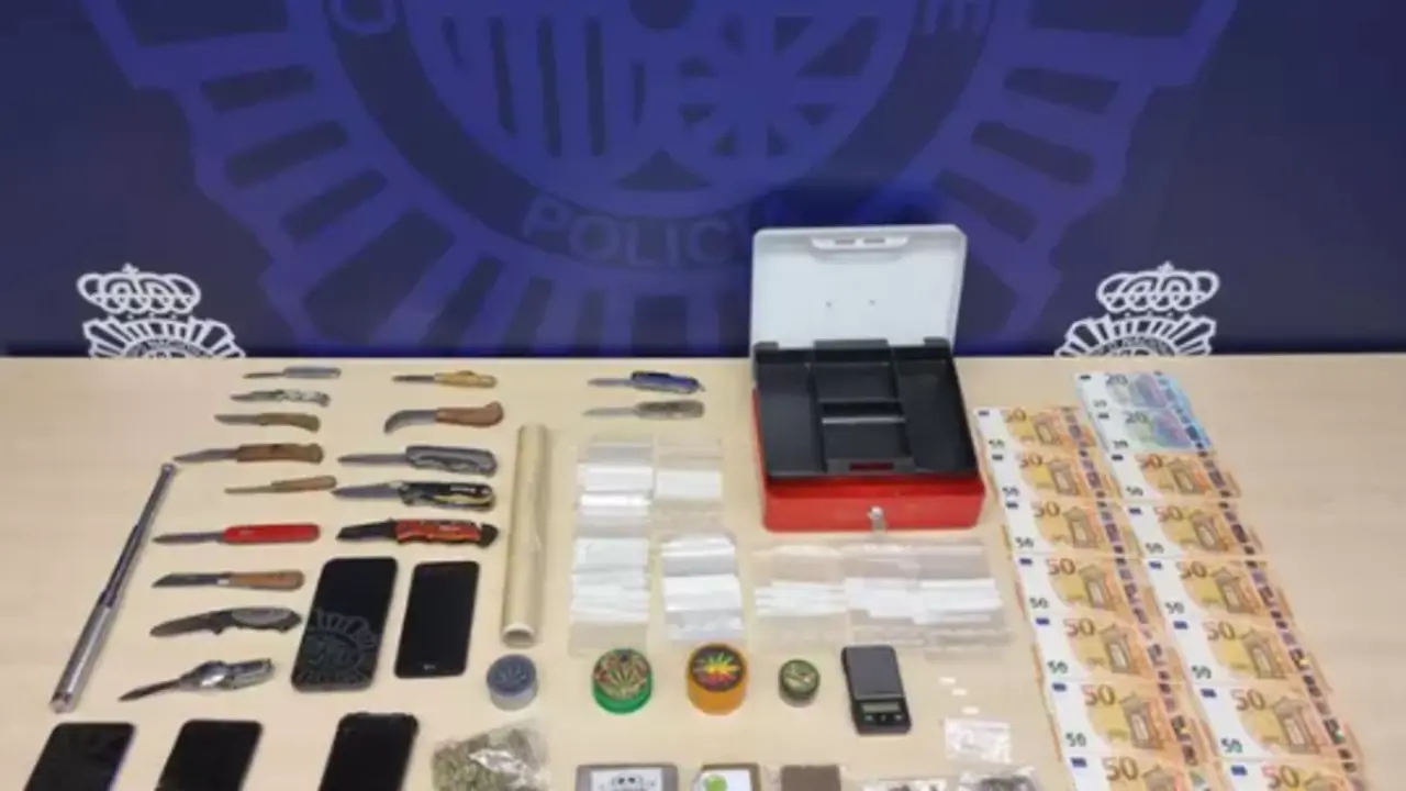 Droga y otros efectos incautados en la operaci&oacute;n. / CNP