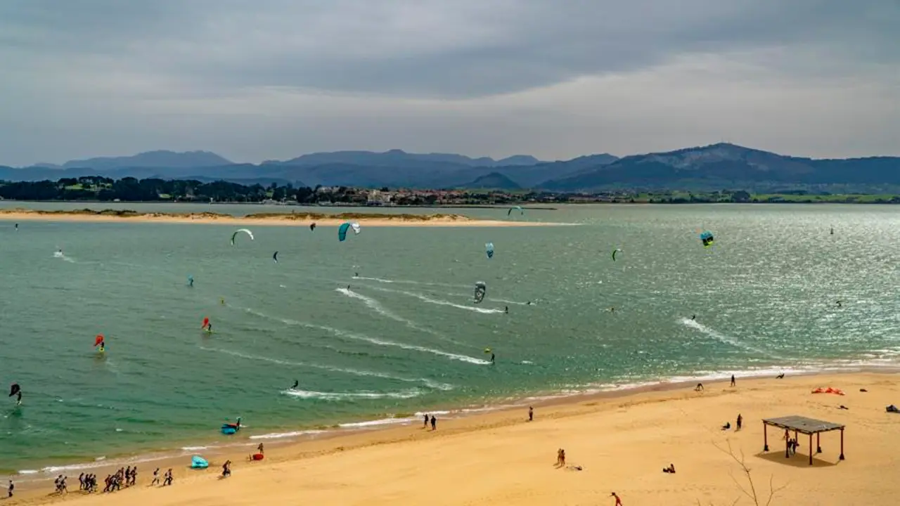 Ba&ntilde;istas disfrutan de un soleado d&iacute;a en la playa del Sardinero en Santander, donde hoy mi&eacute;rcoles las temperaturas alcanzaron los 27 grados de temperatura. / Rom&aacute;n G. Aguilera