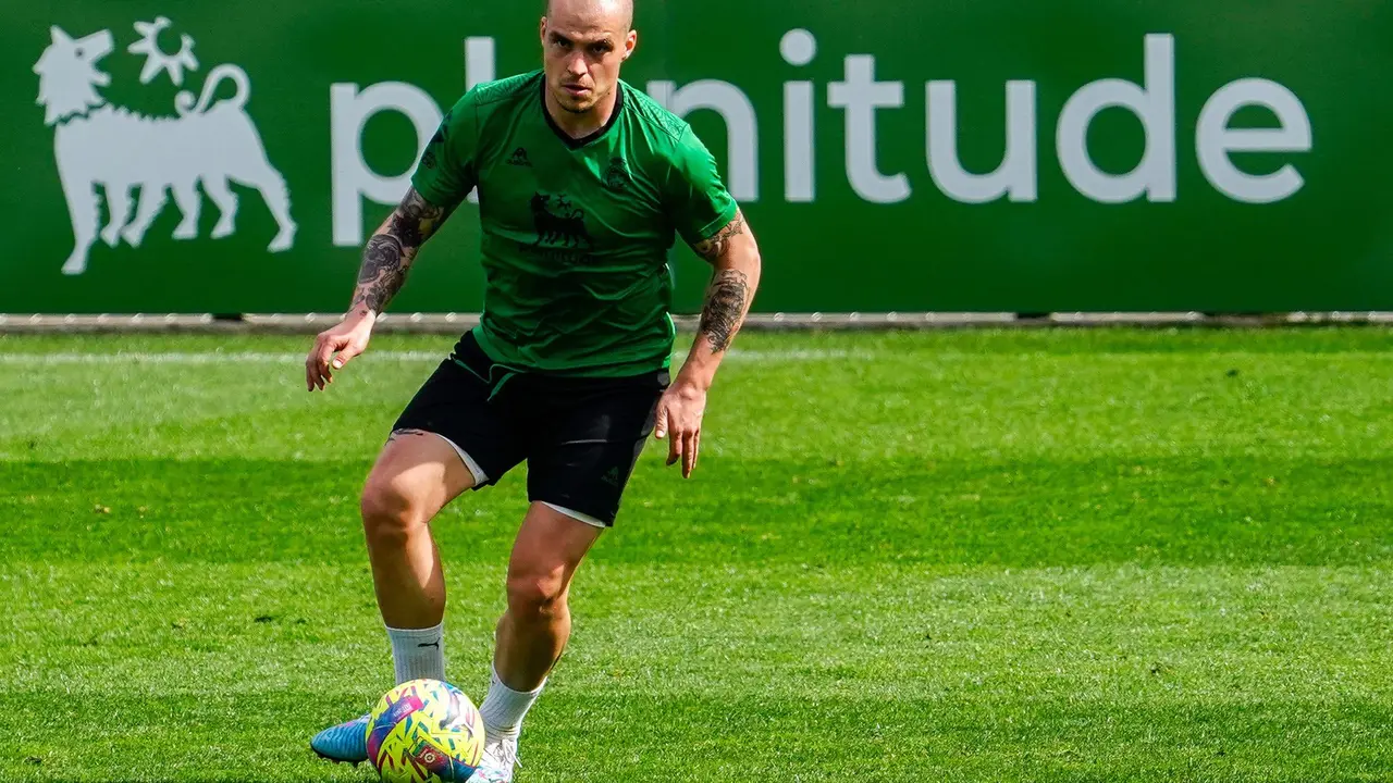 El jugador del Racing Jorge Pombo, durante un entrenamiento. / RRC