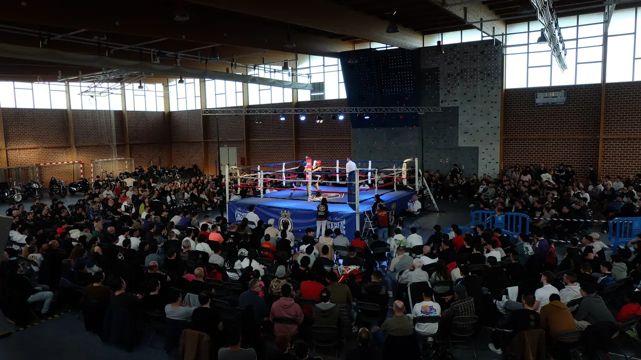 Velada de boxeo en un polideportivo. / EP