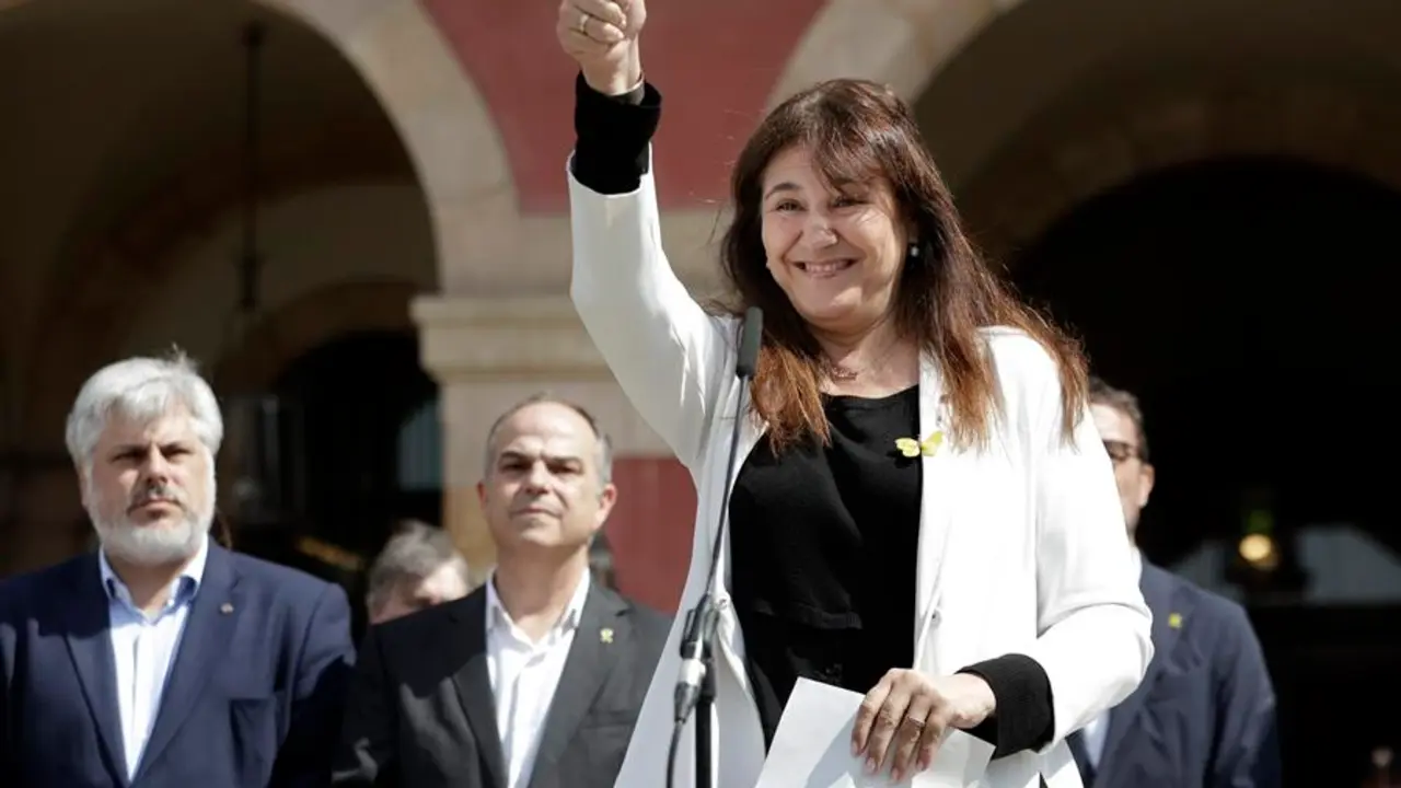 La presidenta suspendida del Parlament de Catalu&ntilde;a, Laura Borr&agrave;s, durante su intervenci&oacute;n frente al edificio del Parlament. / Quique Garcia