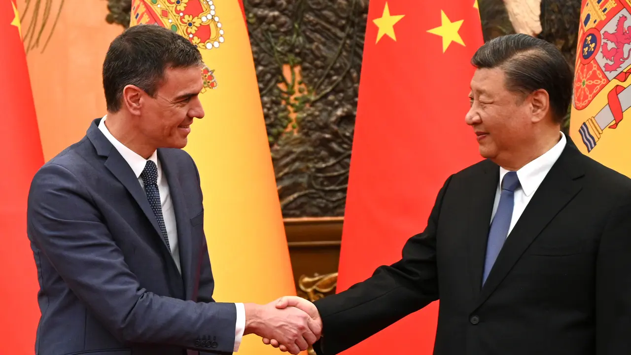 El presidente del Gobierno espa&ntilde;ol, Pedro S&aacute;nchez, y el presidente chino, Xi Jinping, se dan la mano durante su reuni&oacute;n este viernes en el Gran Palacio de Pek&iacute;n. EFE/ Moncloa/ Borja Puig De La