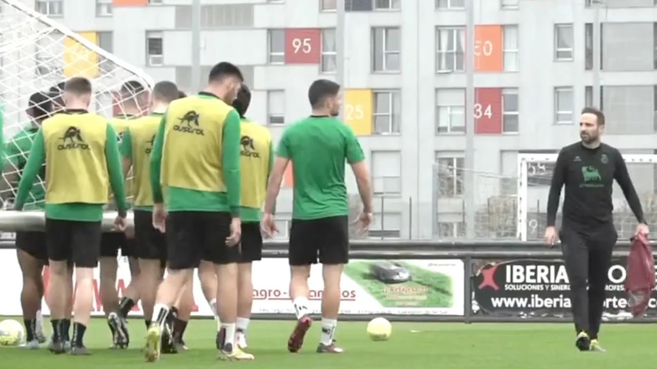 Jugadores del Racing durante el entrenamiento de ayer.