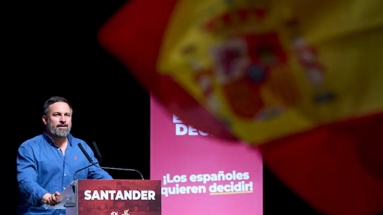 El presidente de VOX, Santiago Abascal, interviene durante un acto de VOX en el marco del programa 'Espa&ntilde;a Decide', en el Palacio de Festivales de Cantabria, a 31 de marzo de 2023, en Santander, Cantabria (Espa&ntilde;a). Abascal ha participado hoy en un acto p&uacute;blico dentro de la campa&ntilde;a 'Espa&ntilde;a Decide' que la formaci&oacute;n que lidera est&aacute; llevando a cabo por distintas localidades de Espa&ntilde;a, como antesala a las elecciones municipales y auton&oacute;micas del 28 de mayo. / Juan Manuel Serrano Arce / Europa Press