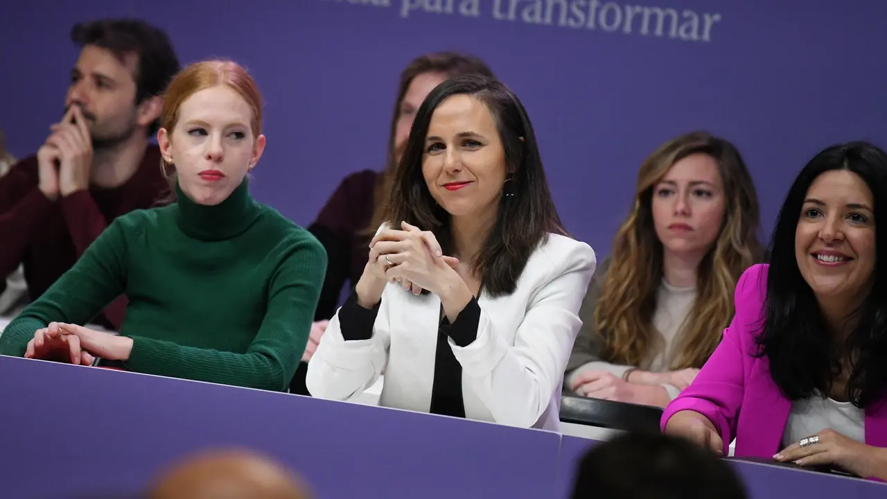 (I-D) La secretaria Organizaci&oacute;n de Podemos y secretaria de Estado de Agenda 2030, Lilith Verstrynge; la secretaria general de Podemos y ministra de Derechos Sociales y Agenda 2030, Ione Belarra; y la secretaria de Internacional y eurodiputada de Podemos, Idoia Villanueva. EP / Fernando S&aacute;nchez