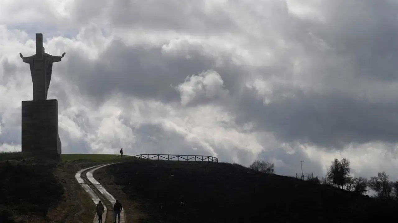 Vista de una zona quemada en el Monte Naranco de Oviedo, este s&aacute;bado. EFE / Eloy Alonso