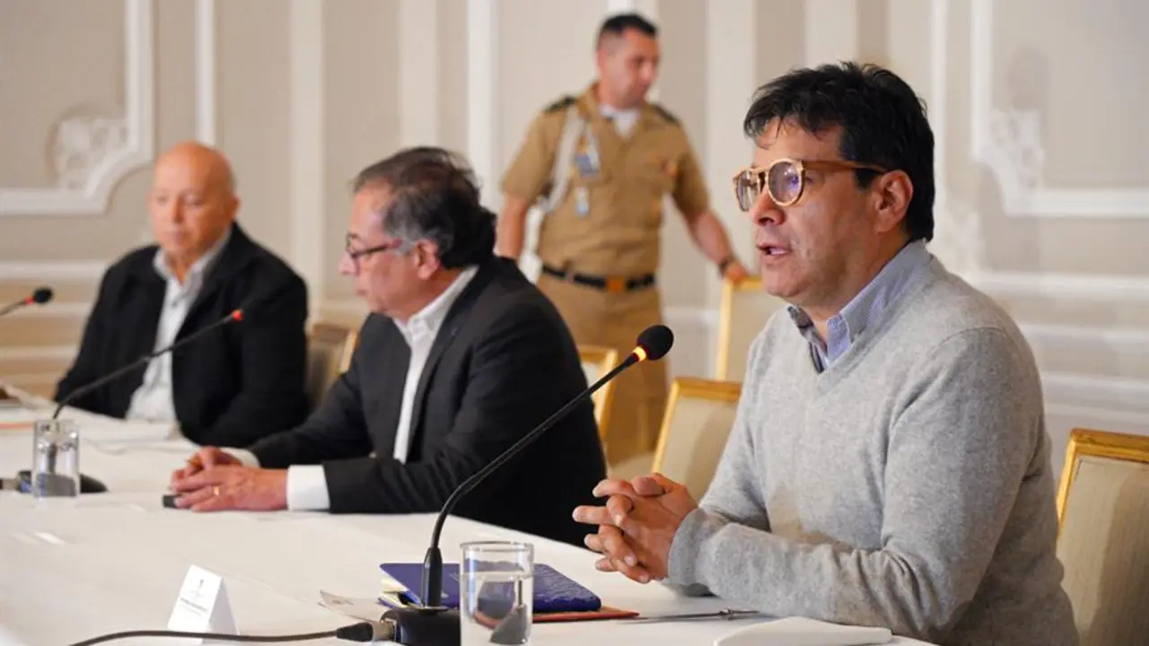 El Alto Comisionado para la Paz, Danilo Rueda (d) durante su intervenci&oacute;n junto al presidente de Colombia, Gustavo Petro (C) y el jefe del equipo negociador de paz del Gobierno, Otty Pati&ntilde;o, en Bogot&aacute; (Colombia). EFE