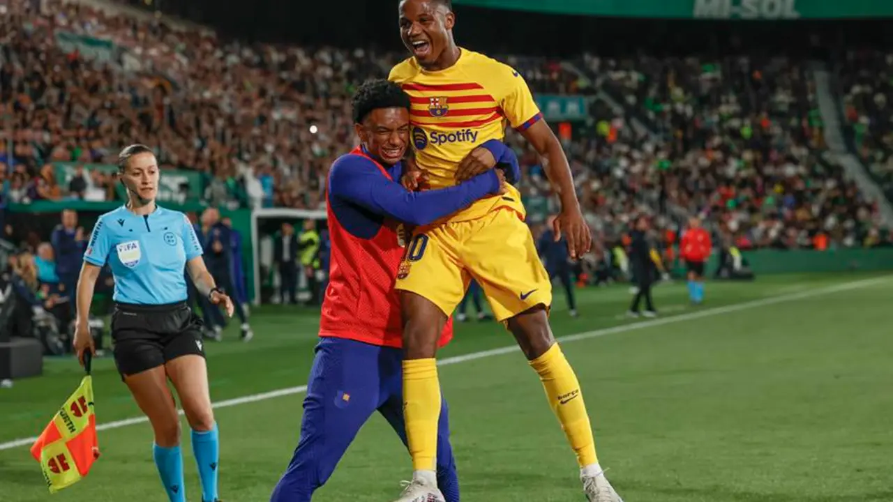 Los jugadores del FC Barcelona, Ansu Fati (d) y Alex Balde, celebran el segundo gol del equipo barcelonista durante el encuentro correspondiente a la jornada 27 de LaLiga Santander que disputaron frente al Elche en el estadio Manuel Martinez Valero de la localidad alicantina. EFE/Biel Ali&ntilde;o.