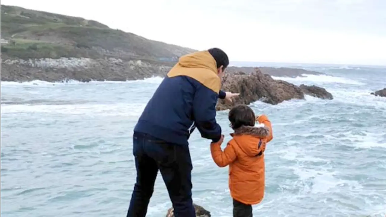 Carlos y su hijo Alejandro, uno de los miles de ni&ntilde;os c&aacute;ntabros con Trastorno del espectro Autista. / ALERTA