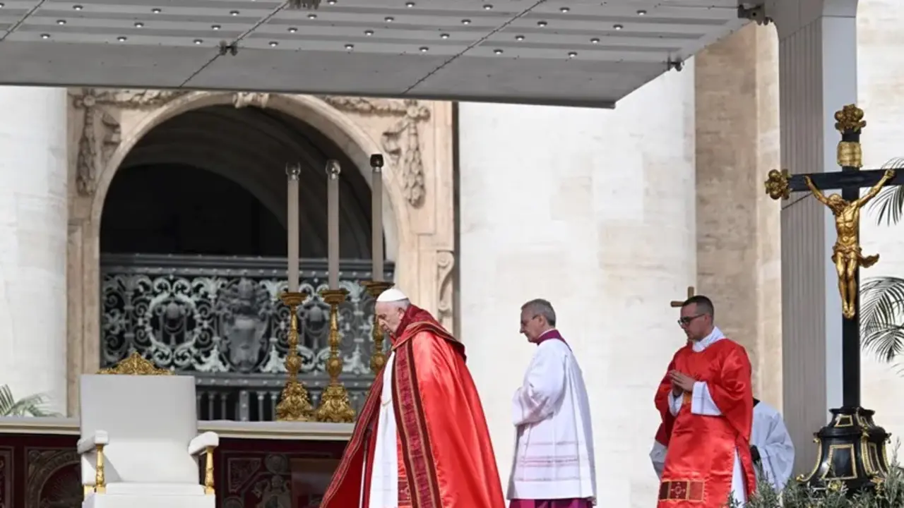 El papa reaparece en la plaza de San Pedro, tras su alta hospitalaria. EFE / CLAUDIO PERI