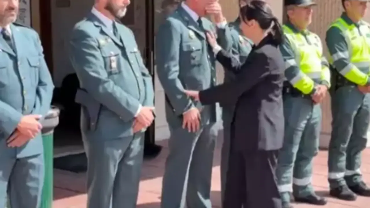 La directora de la Guardia Civil, Mercedes Gonz&aacute;lez, visita la capilla ardiente del agente fallecido en Grado en acto de servicio y traslada sus condolencias a compa&ntilde;eros y familiares. / GC