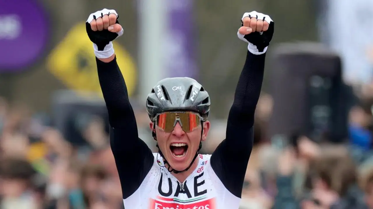 Tadej Pogacar cruza la l&iacute;nea de meta con Mathieu van der Poel, segundo clasificado, al fondo.EFE/EPA/OLIVIER MATTHYS
