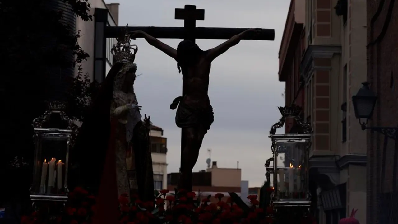 Procesi&oacute;n del Sant&iacute;simo Cristo del Perd&oacute;n y Mar&iacute;a Sant&iacute;sima de la Misericordia desde la parroquia de San Ram&oacute;n Nonato, hoy Viernes de Dolores, en Madrid. EFE/Sergio P&eacute;rez