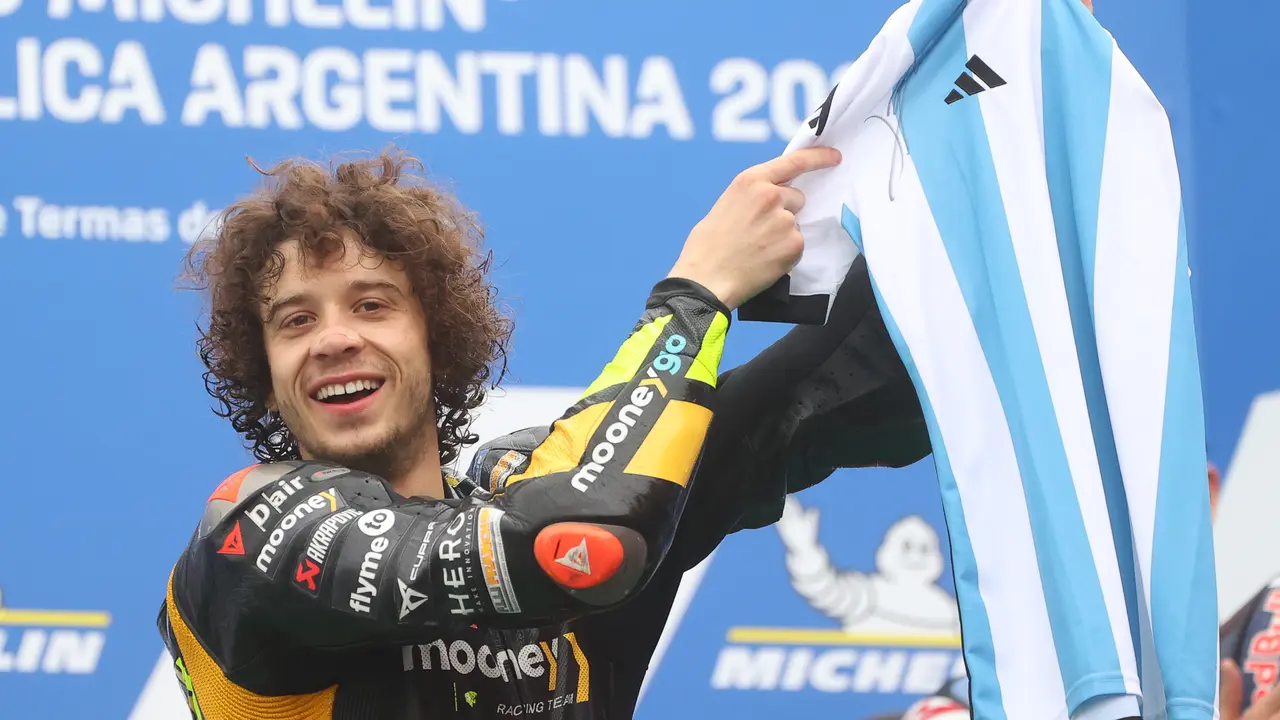 El italiano Marco Bezzecchi de Mooney VR46 Racing celebra al ganar el Gran Premio de la Rep&uacute;blica Argentina en el Circuito de Termas de R&iacute;o Hondo (Argentina). / Juan Ignacio Roncoroni