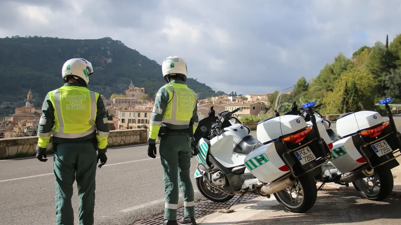 Agentes de la Guardia Civil de Tr&aacute;fico. / GC
