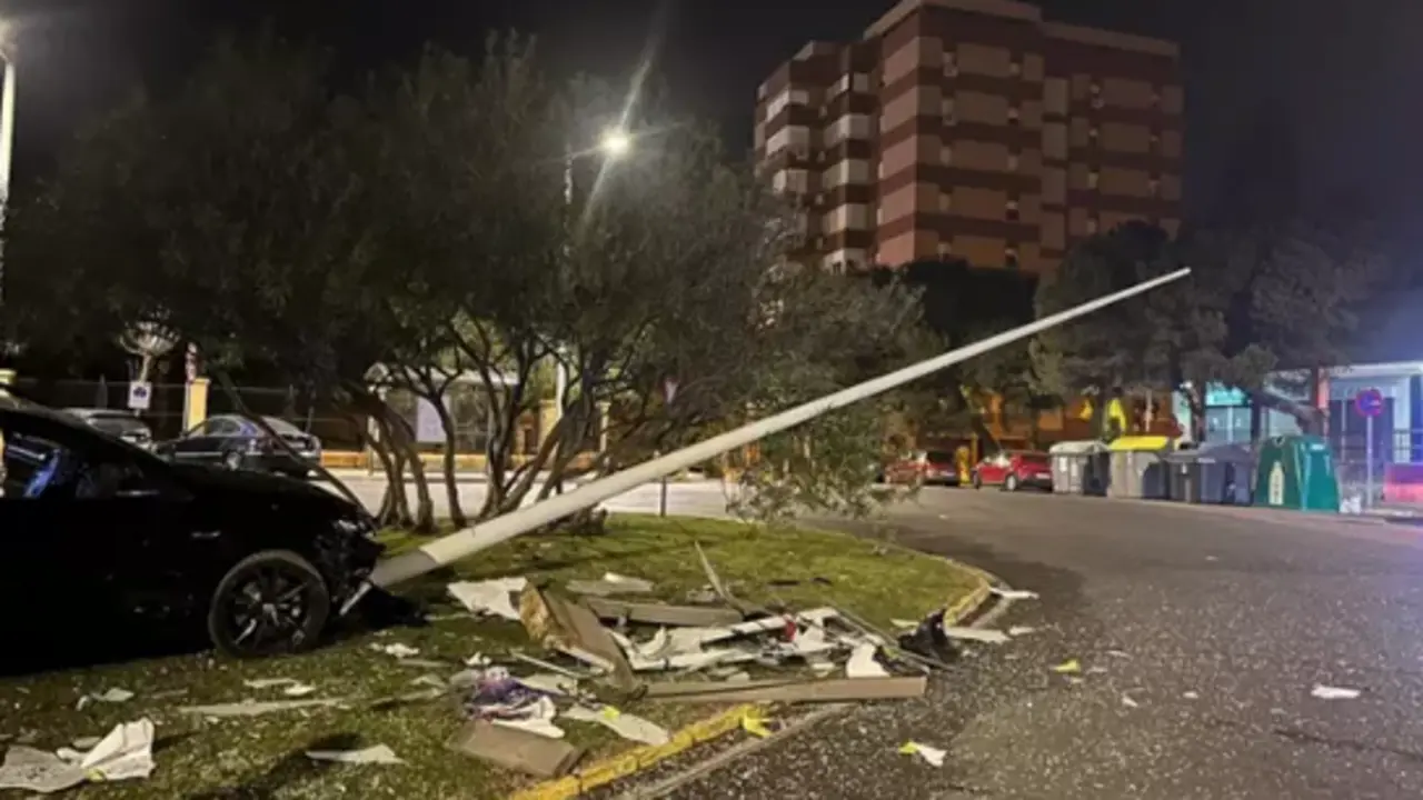 Un conductor ebrio estrella su coche contra el m&aacute;stil de una rotonda en Algeciras. / Ayto.