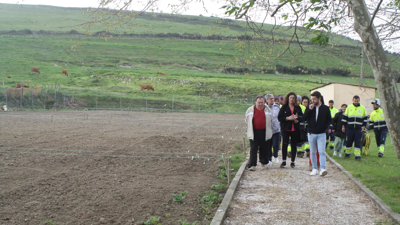 Visita las parcelas destinadas a Huertos municipales en Cortiguera. / Alerta