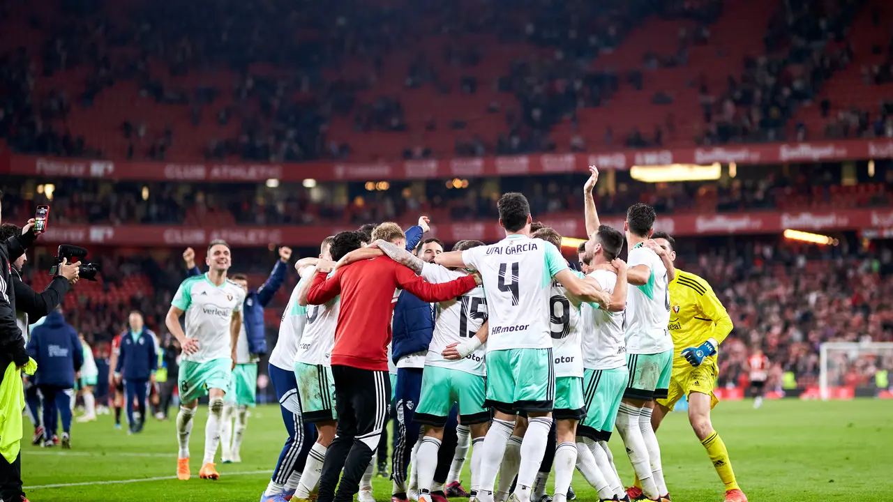 Los jugadores de Osasuna celebran el pase a la final de la Copa del Rey. / Ricardo Larreina