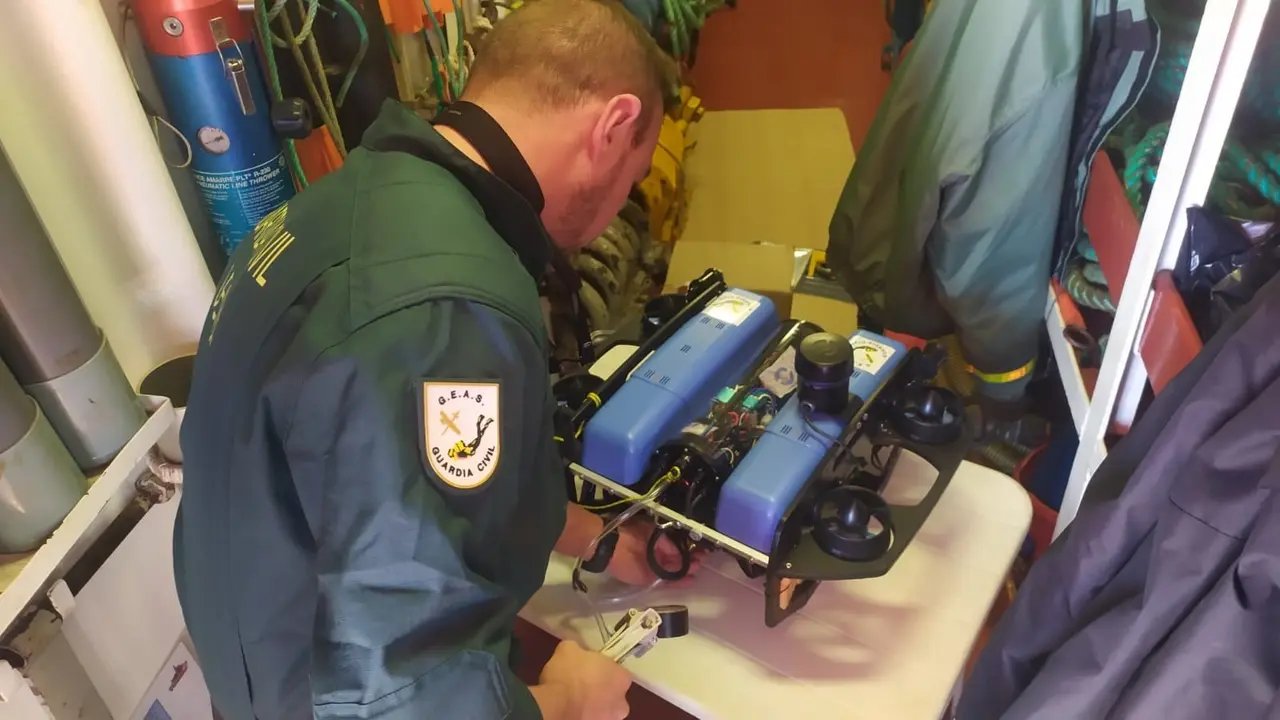 Robot de la Guardia Civil para buscar al pescador desaparecido en el naufragio de Santander. / GC