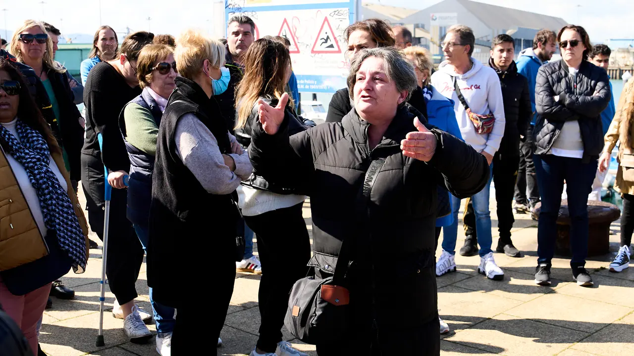 La familiar de uno de los fallecidos protesta durante un minuto de silencio por las v&iacute;ctimas del naufragio del Vilaboa Uno. / Juan Manuel Serrano